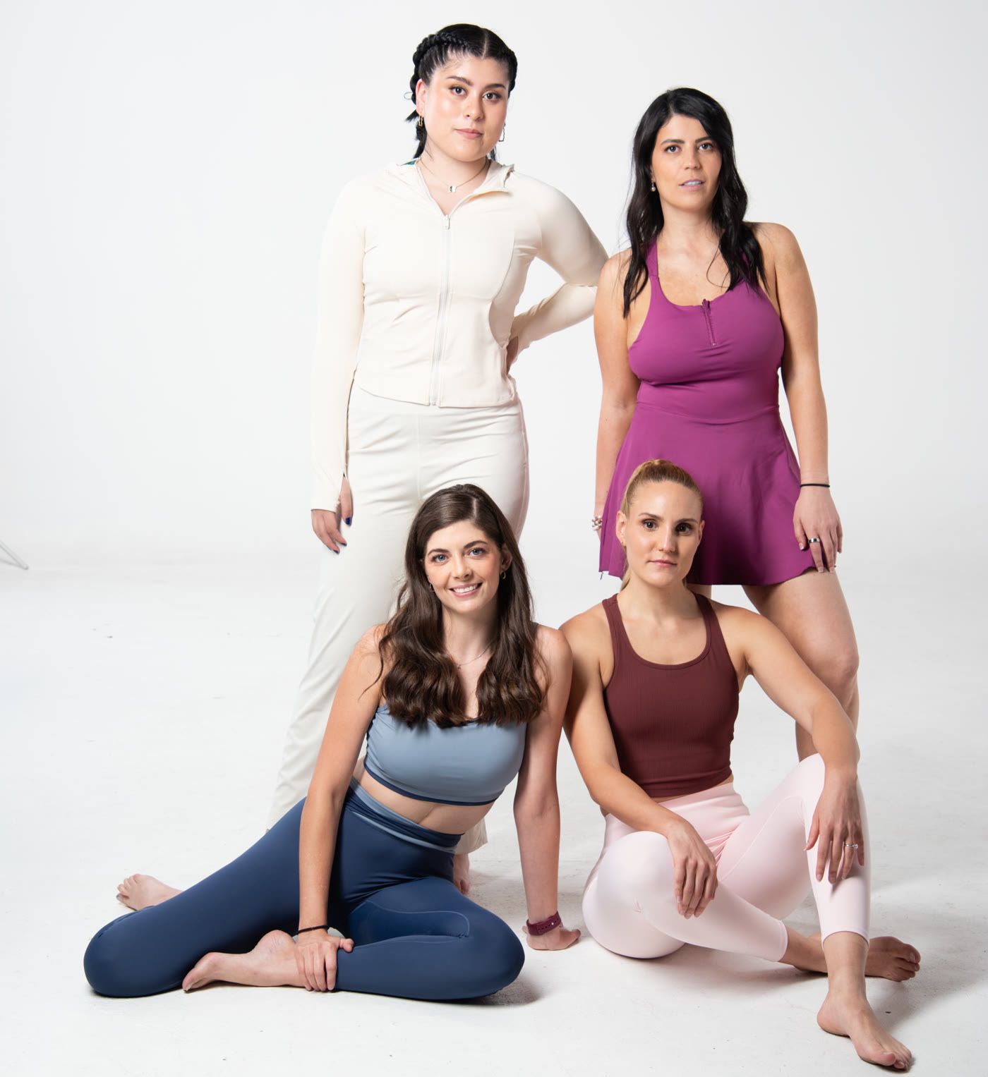 Cuatro mujeres de KINARA posando, elegantes